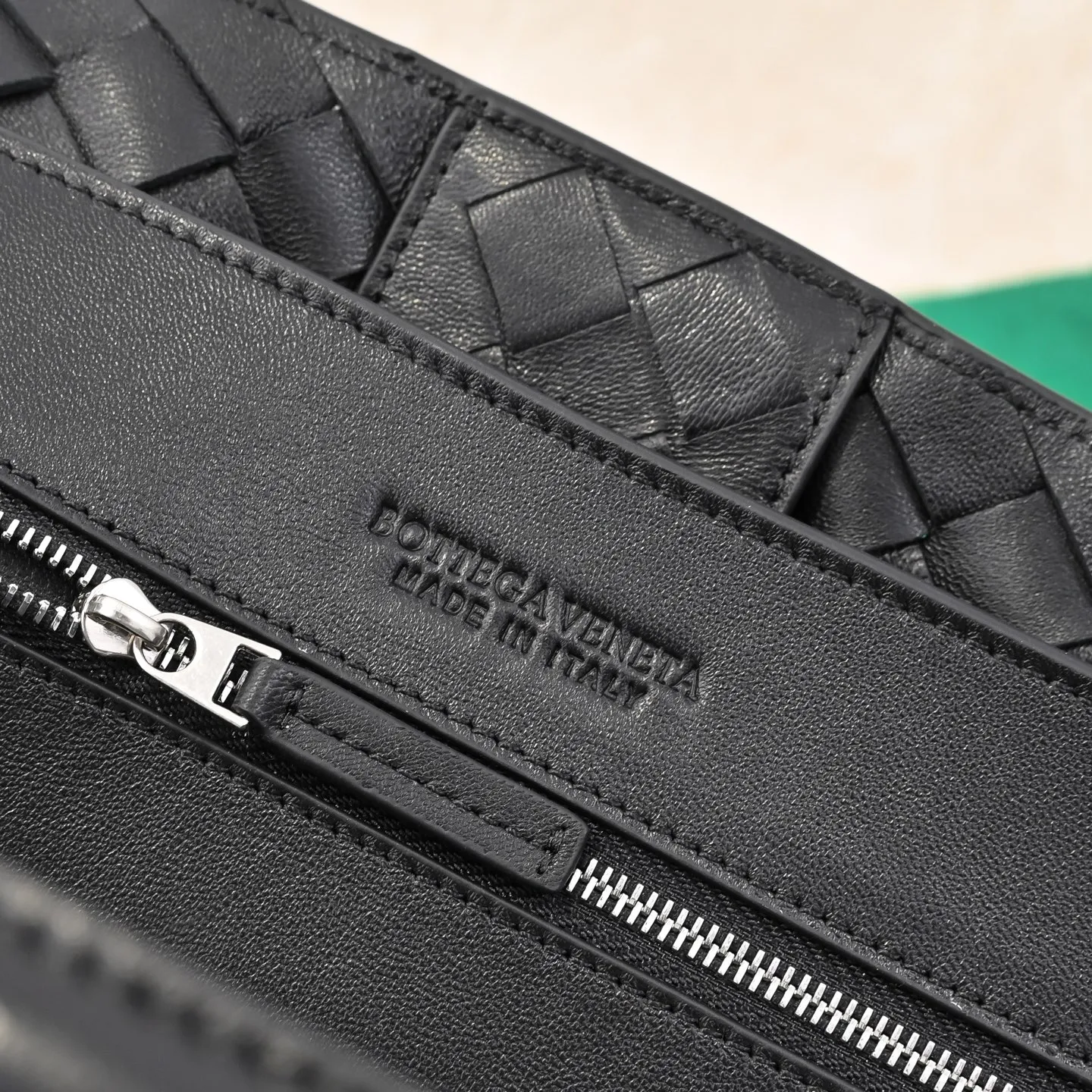 Batch 3760 #Bottega Veneta 2023 spring and summer new Andiamo handbag, many stars have the same style 🎈 Classic full-body leather weaving with golden knot buckle, stable and chic enough [satisfied] The whole body is made of Nappa sheep leather, comfortable, soft and dynamic. The sliding metal knot buckle can adjust the shoulder strap, single shoulder/handbag/crossbody, multiple carrying methods, large bag capacity, suitable for commuting/daily/traveling This bag is divided into small/medium/large sizes. There is always one that suits you, so take it with you🎀🎀 Size: 45*22*34 Model: 5543#